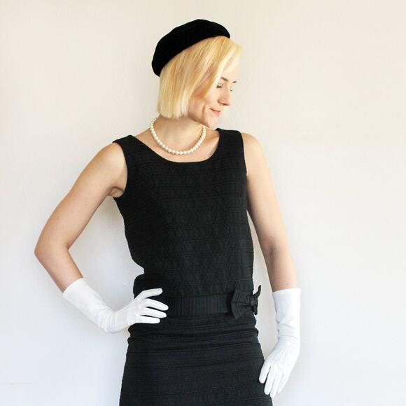 Vintage 60s Textured Black Sleeveless Shift Dress with Big Bow Detail / Small - Picture 2 of 10